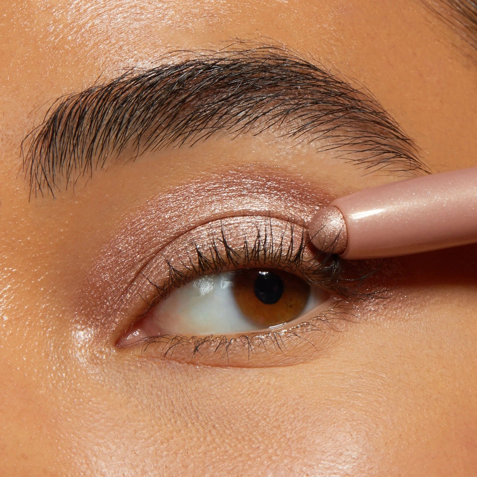 Kermainen luomivärikynä | Saavuta viimeistelty katse yhdellä vedolla – sisäänrakennettu teroitin pitää jokaisen ilmeen siistinä