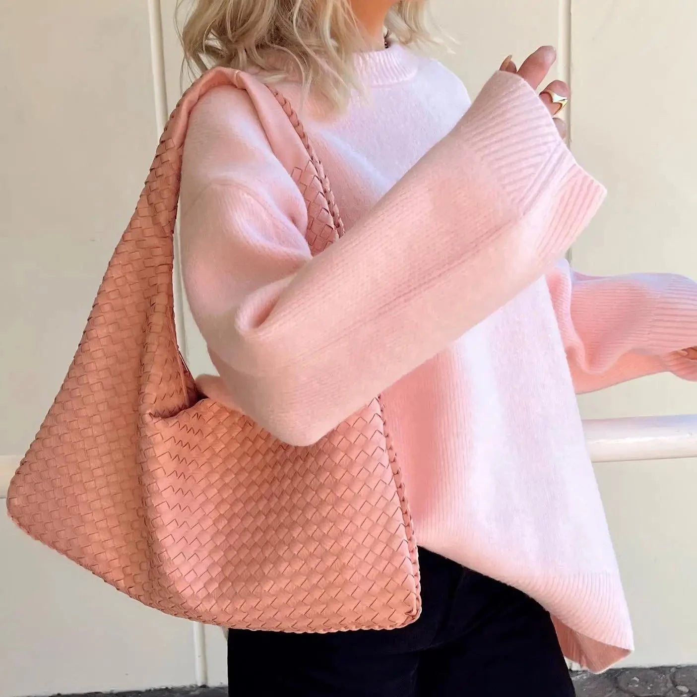 Svetr s kulatým výstřihem